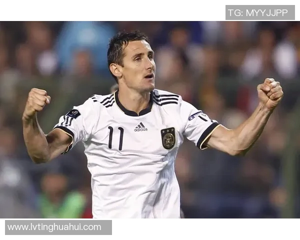 一排足球明星的传奇故事与辉煌瞬间展现了运动的魅力与团队的力量