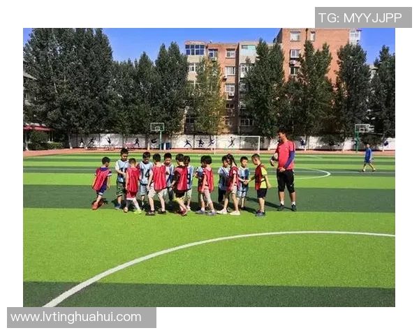 足球明星小身体女孩的可爱瞬间展现了运动与青春的完美结合 足球明星小身体女孩的可爱瞬间展现了运动与青春的完美结合